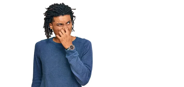 Jonge Afro Amerikaanse Man Met Een Casual Wintertrui Die Iets — Stockfoto