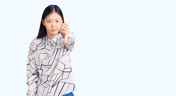 Joven Hermosa Mujer China Con Camisa Casual Que Infeliz Enojado — Foto de Stock