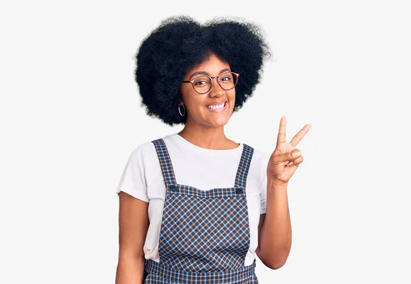 Young African American Girl Wearing Casual Clothes Showing Pointing Fingers — Stock Photo, Image