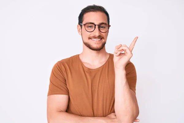 Homem Bonito Jovem Vestindo Roupas Casuais Óculos Sorrindo Feliz Apontando — Fotografia de Stock