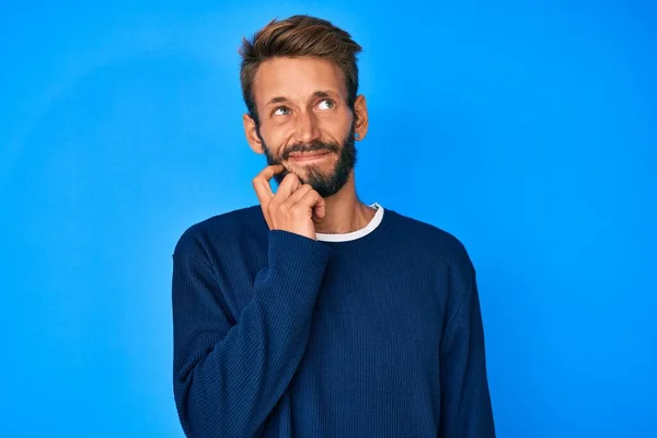 Hombre Caucásico Guapo Con Barba Usando Suéter Casual Cara Seria —  Fotos de Stock