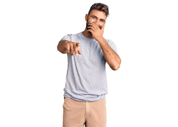 Ung Latinamerikan Man Klädd Vardagskläder Skrattar Dig Pekar Finger Mot — Stockfoto