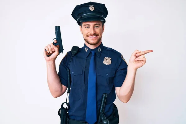 Ung Kaukasier Man Bär Polis Uniform Innehav Pistol Ler Glad — Stockfoto