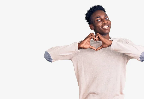 Joven Afroamericano Vestido Con Ropa Casual Sonriendo Amor Mostrando Símbolo — Foto de Stock