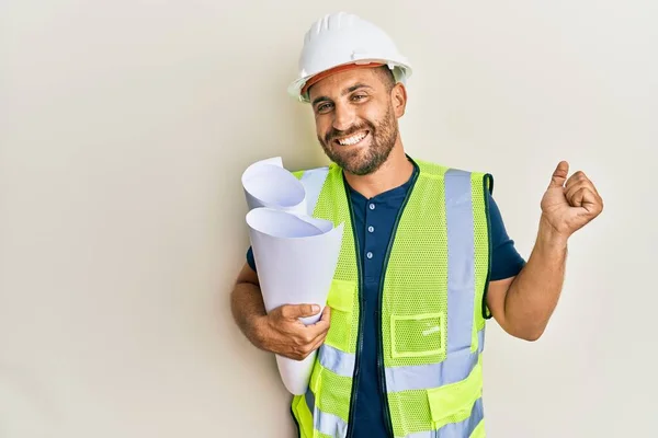 Stilig Man Med Skägg Bär Skyddshjälm Håller Ritningar Skriker Stolt — Stockfoto