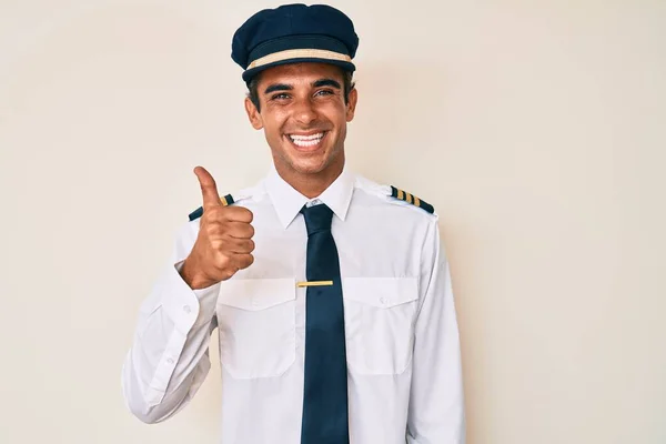 Mladý Hispánec Uniformě Pilota Letadla Dělá Šťastné Gesto Rukou Nahoru — Stock fotografie