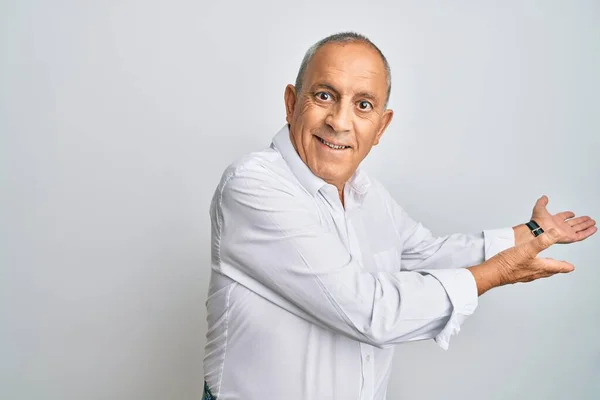 Knappe Senior Man Draagt Casual Wit Shirt Nodigen Uit Komen — Stockfoto