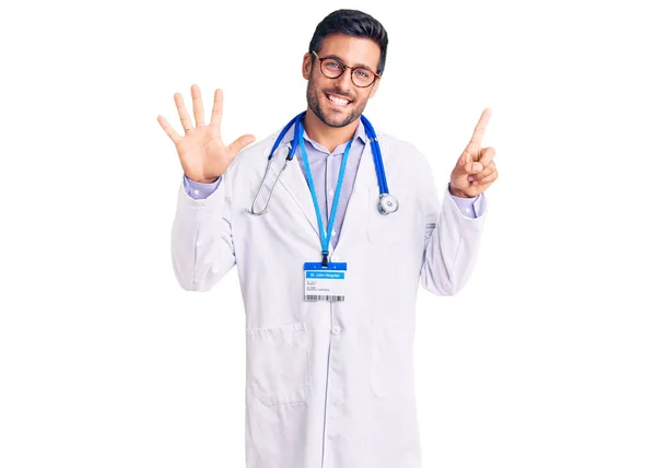 医師の制服と聴診器を身に着けている若いヒスパニック系の男が表示され 指番号6で指摘しながら 自信と幸せ笑顔 — ストック写真