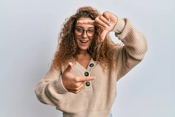 Hermosa Chica Adolescente Caucásica Con Ropa Casual Gafas Sonrientes Haciendo —  Fotos de Stock