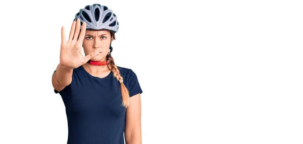 Mulher Branca Bonita Usando Capacete Bicicleta Fazendo Parar Cantar Com — Fotografia de Stock