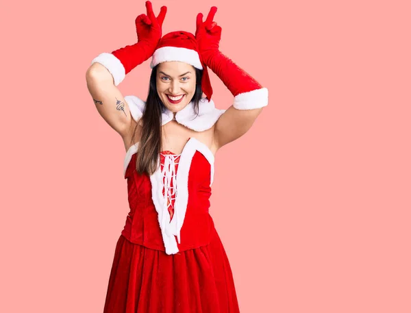 Jovem Bela Mulher Caucasiana Vestindo Traje Papai Noel Posando Engraçado — Fotografia de Stock