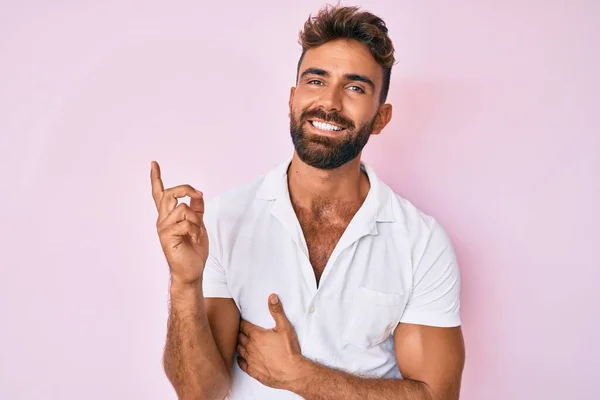 Joven Hispano Vestido Con Ropa Casual Sonriendo Feliz Señalando Con — Foto de Stock