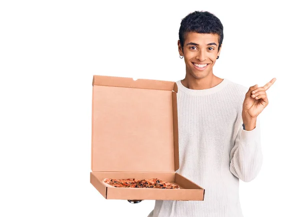 Mladý Africký Američan Muž Drží Dodávku Pizza Box Úsměvem Šťastný — Stock fotografie