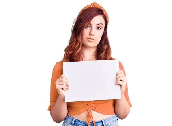 Joven Mujer Hermosa Sosteniendo Pancarta Cartón Con Actitud Pensamiento Espacio —  Fotos de Stock