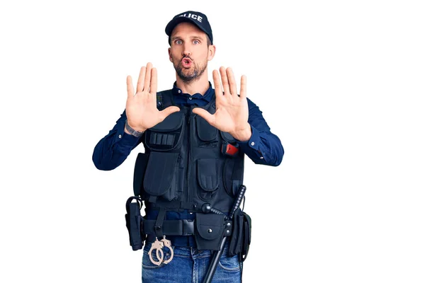 Jonge Knappe Man Politie Uniform Die Handpalmen Weghoudt Die Weigering — Stockfoto