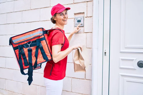 Teslimatçı Kadın Üniformalı Mutlu Bir Şekilde Kapıyı Çalıyor — Stok fotoğraf