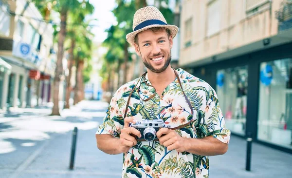 Hombre Caucásico Guapo Con Sombrero Verano Camisa Flores Sonriendo Feliz —  Fotos de Stock