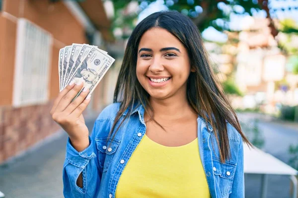 Mladá Latinka Žena Usměvavá Šťastný Držení Usa Dolary Bankovky Městě — Stock fotografie
