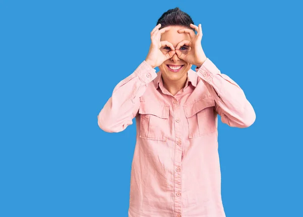 Jonge Vrouw Met Kort Haar Draagt Casual Kleding Doet Gebaar — Stockfoto