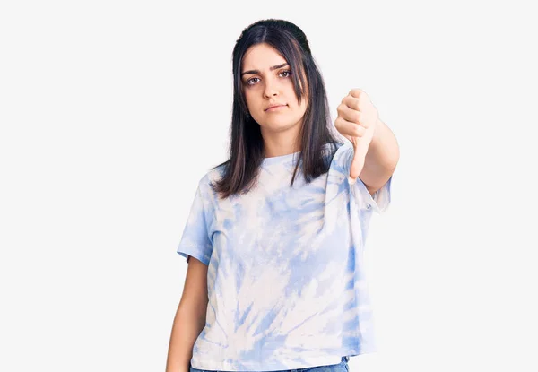 Jong Mooi Meisje Draagt Casual Shirt Kijken Ongelukkig Boos Tonen — Stockfoto