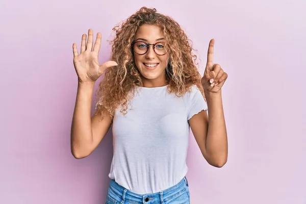 Menina Adolescente Branca Bonita Vestindo Shirt Branca Sobre Fundo Rosa — Fotografia de Stock