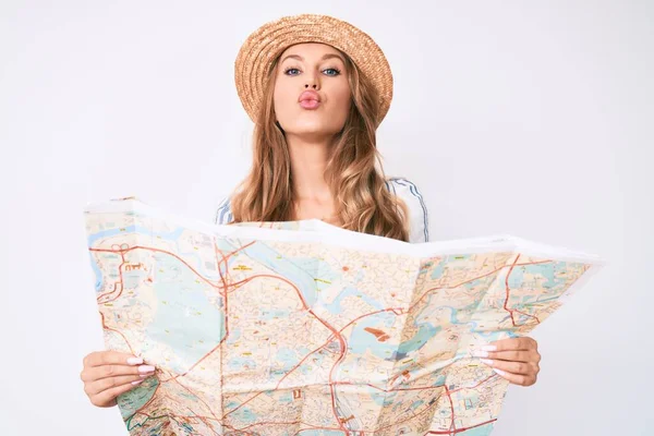 Jonge Blanke Vrouw Met Blond Haar Met Een Zomerhoed Die — Stockfoto