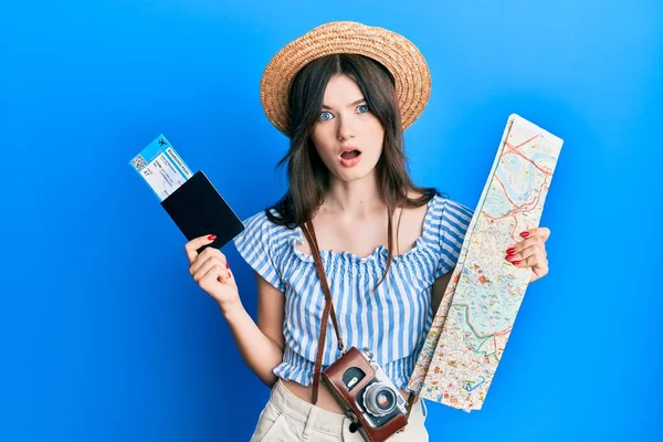 Jovem Bela Menina Caucasiana Segurando Passaporte Mapa Cidade Face Choque — Fotografia de Stock