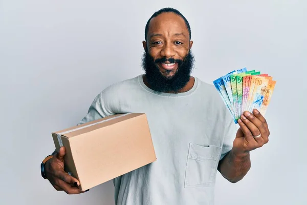 Joven Hombre Afroamericano Sosteniendo Caja Entrega Billetes Banco Suizos Franco —  Fotos de Stock