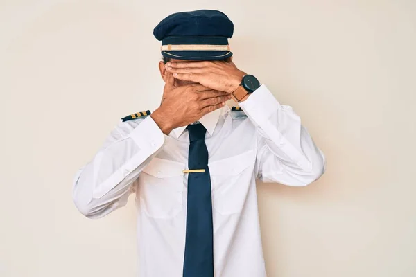 Egy Fiatal Spanyol Férfi Repülőpilóta Egyenruhát Visel Szemeket Szájat Takar — Stock Fotó