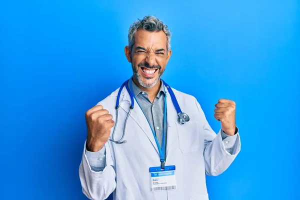 Šedovlasý Muž Středního Věku Doktorské Uniformě Stetoskopu Nadšený Úspěchu Zdviženýma — Stock fotografie