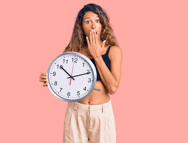 Junge Hispanische Frau Mit Tätowierung Große Uhr Die Mund Mit — Stockfoto