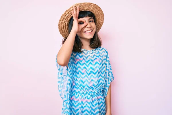 Menina Com Estrondo Usando Vestido Verão Chapéu Sorrindo Feliz Fazendo — Fotografia de Stock