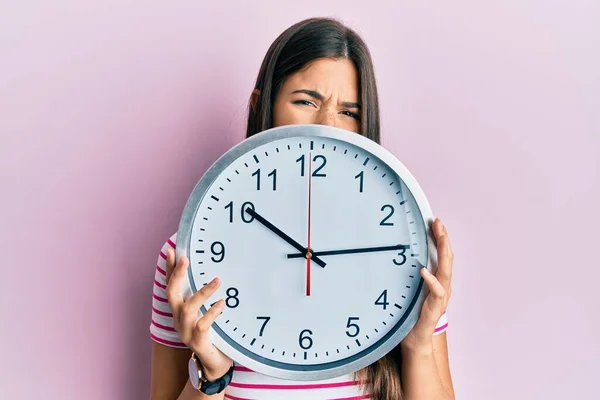 Mujer Morena Joven Sosteniendo Gran Reloj Cubriendo Cara Sin Pistas — Foto de Stock