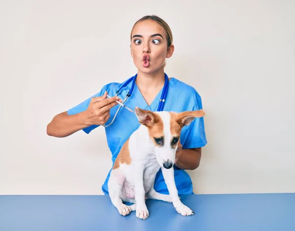 Jovem Bela Veterinária Loira Mulher Colocando Vacina Para Cachorro Cão — Fotografia de Stock