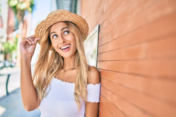 Joven Chica Turista Rubia Sonriendo Feliz Mirando Lado Ciudad —  Fotos de Stock