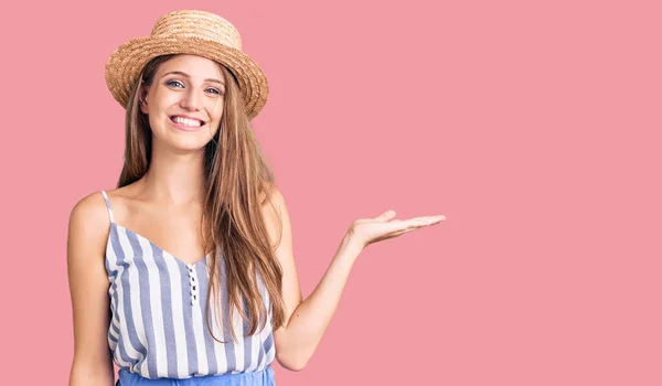 Joven Hermosa Mujer Rubia Con Sombrero Verano Sonriente Alegre Presentando —  Fotos de Stock