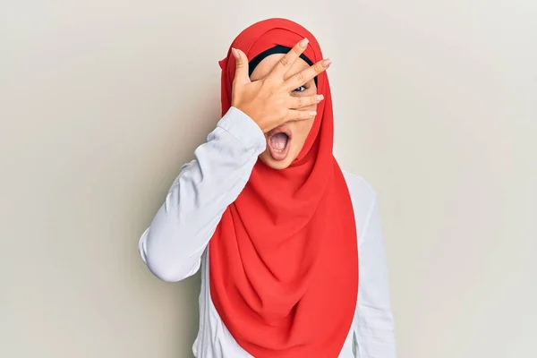 Jovem Bela Menina Hispânica Vestindo Tradicional Lenço Islâmico Hijab Espreitando — Fotografia de Stock