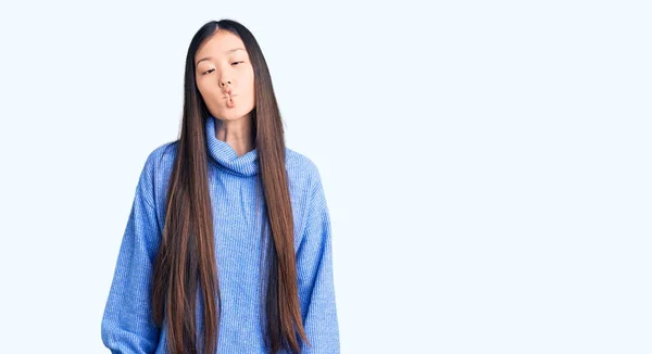 Ung Vacker Kinesisk Kvinna Bär Casual Turtleneck Tröja Gör Fisk — Stockfoto