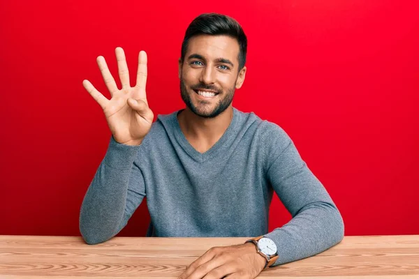 Knappe Latijns Amerikaanse Man Met Casual Stijl Zittend Tafel Wijzend — Stockfoto