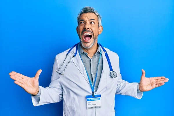 Šedovlasý Muž Středního Věku Doktorské Uniformě Stetoskopu Šíleně Šíleně Křičel — Stock fotografie