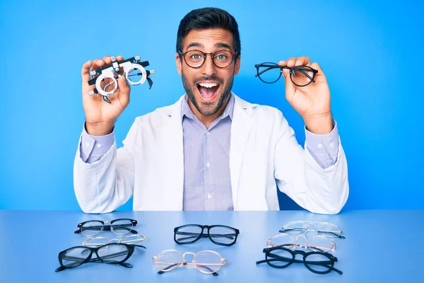 Jovem Hispânico Com Óculos Optometria Sorrindo Rindo Voz Alta Porque — Fotografia de Stock