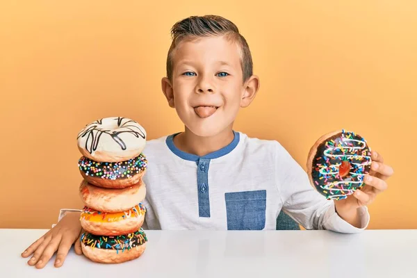 Entzückendes Kaukasisches Kind Isst Krapfen Zum Frühstück Und Streckt Mit — Stockfoto