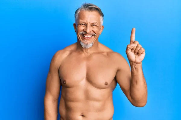 Hombre Pelo Gris Mediana Edad Pie Sin Camisa Mostrando Apuntando — Foto de Stock