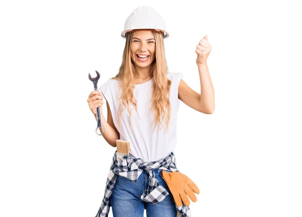 Schöne Kaukasische Frau Mit Blonden Haaren Trägt Bollenhut Und Bauklamotten — Stockfoto