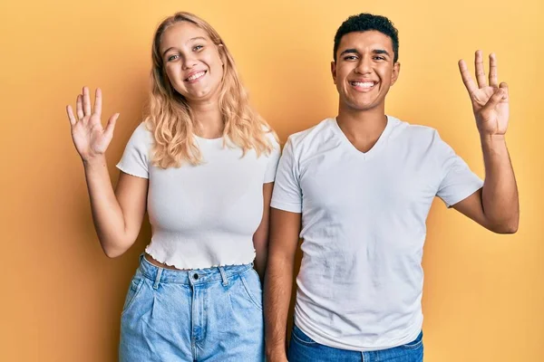 Jovem Interracial Casal Vestindo Casual Branco Tshirt Mostrando Apontando Para — Fotografia de Stock