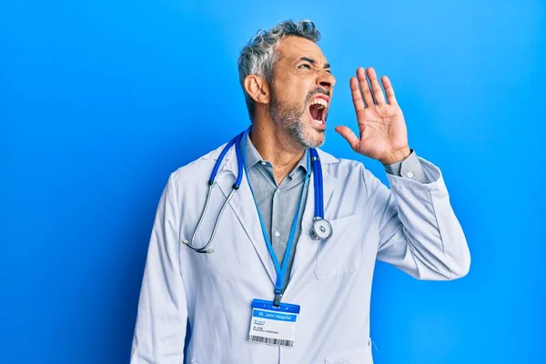 Homem Cabelos Grisalhos Meia Idade Vestindo Uniforme Médico Estetoscópio Gritando — Fotografia de Stock