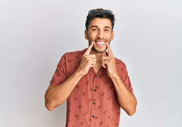 Νεαρός Όμορφος Άντρας Φοράει Καθημερινά Καλοκαιρινά Ρούχα Χαμογελώντας Ανοιχτό Στόμα — Φωτογραφία Αρχείου