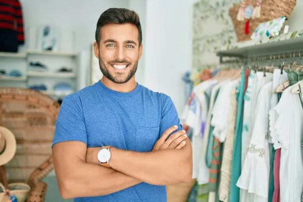 Jonge Knappe Man Lachend Gelukkig Staande Kledingwinkel — Stockfoto