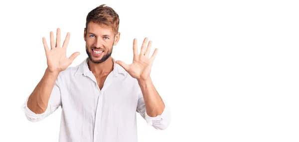 Młody Biały Mężczyzna Luźnych Ubraniach Pokazując Wskazując Palcami Numer Dziesięć — Zdjęcie stockowe