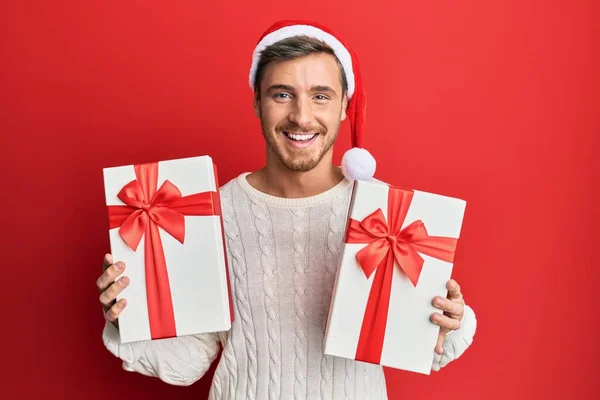 Bell Uomo Caucasico Che Indossa Cappello Natale Tiene Regali Sorridenti — Foto Stock